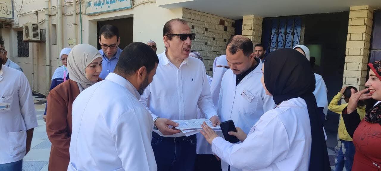 نائب وزير الصحة يتفقد منشآت صحية بالفيوم ويستمع لمقترحات المواطنين والفرق الطبية