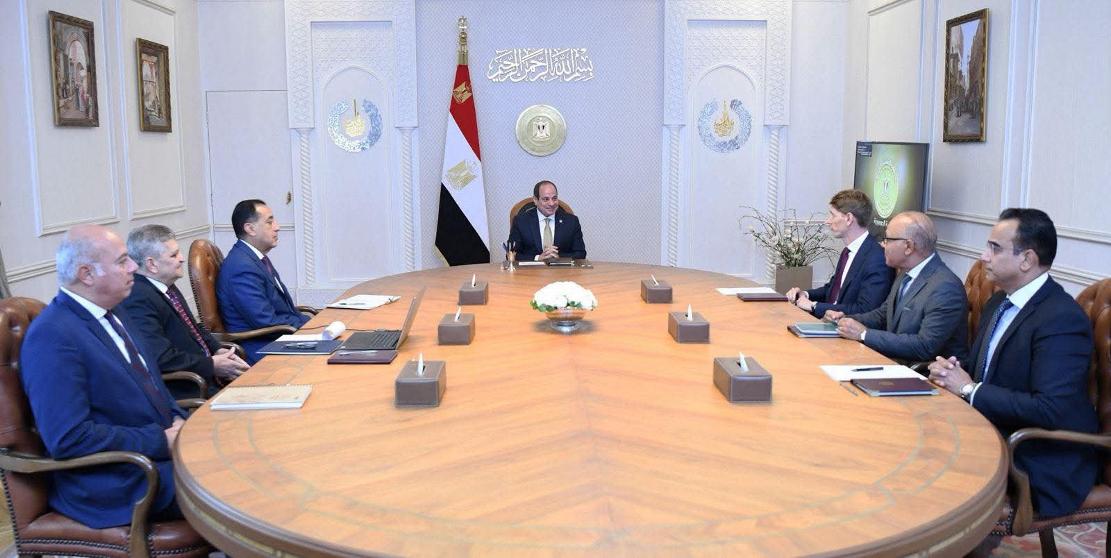 “السيسي يبحث مع مجموعة ميرسك زيادة الاستثمارات وتعزيز التعاون الاقتصادي”.