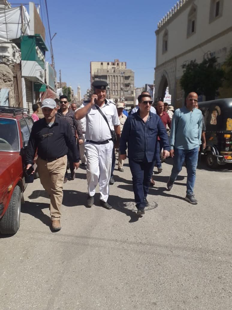 بمشاركة قوات الأمن بمركز شرطة طهطا رئيس مجلس ومدينة طهطا يتابع حملة مسائية لرفع الاشغالات والمخالفات بمجلس قروى شطورة