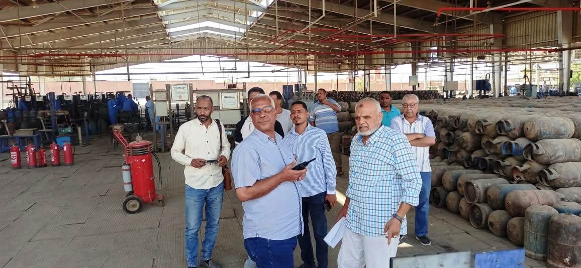 محافظ أسوان: لا تهاون مع المتلاعبين بالأسعار..حملات تموينية مكثفة تسفر عن ضبط 130 مخالفة للمخابز والأسواق