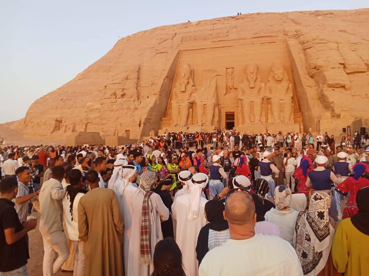 نائب محافظ أسوان يشارك الزوار والسائحين مشاهدة ظاهرة تعامد الشمس بمدينة أبو سمبل السياحية