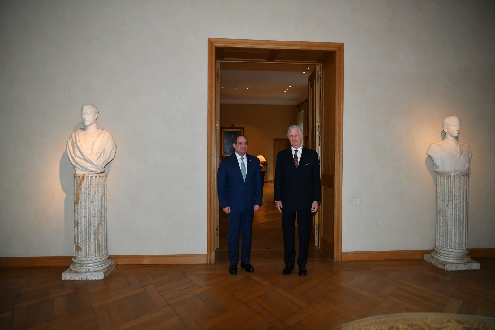 “السيسي يلتقي الملك فيليب ويبحثان تعزيز العلاقات الثنائية”.