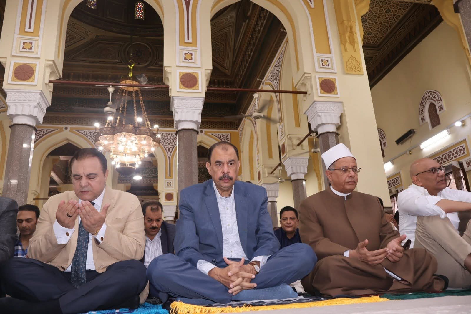 محافظ سوهاج يؤدي صلاة الجمعة بمسجد العارف بالله ويشهد فعاليات مبادرة “صحح مفاهيمك”