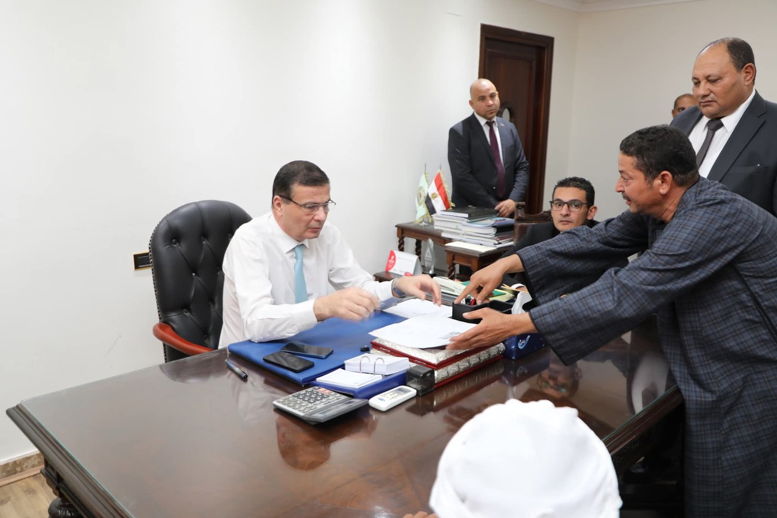 وزير الزراعة يستقبل عدد من الفلاحين ويستمع لمشاكلهم.. ويؤكد: دعم الفلاح “أولوية” ومكتبي مفتوح للجميع