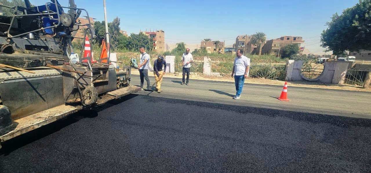 محافظ سوهاج يتابع أعمال الرصف الجارية بطريق أسيوط سوهاج الزراعي الشرقي بطول 7 كيلومتر بساقلتة