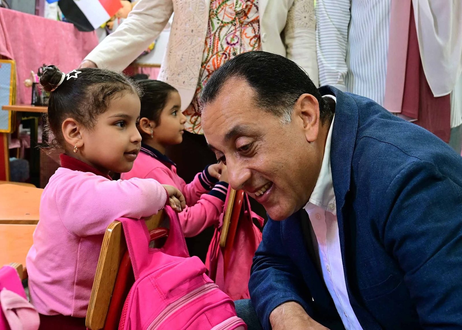 للاطمئنان بشكل مفاجئ على انتظام العملية التعليمية وحضور الطلاب:رئيس الوزراء يغير مسار جولته بمحافظة السويس ويتفقد مدرسة “محمد حافظ” الابتدائية