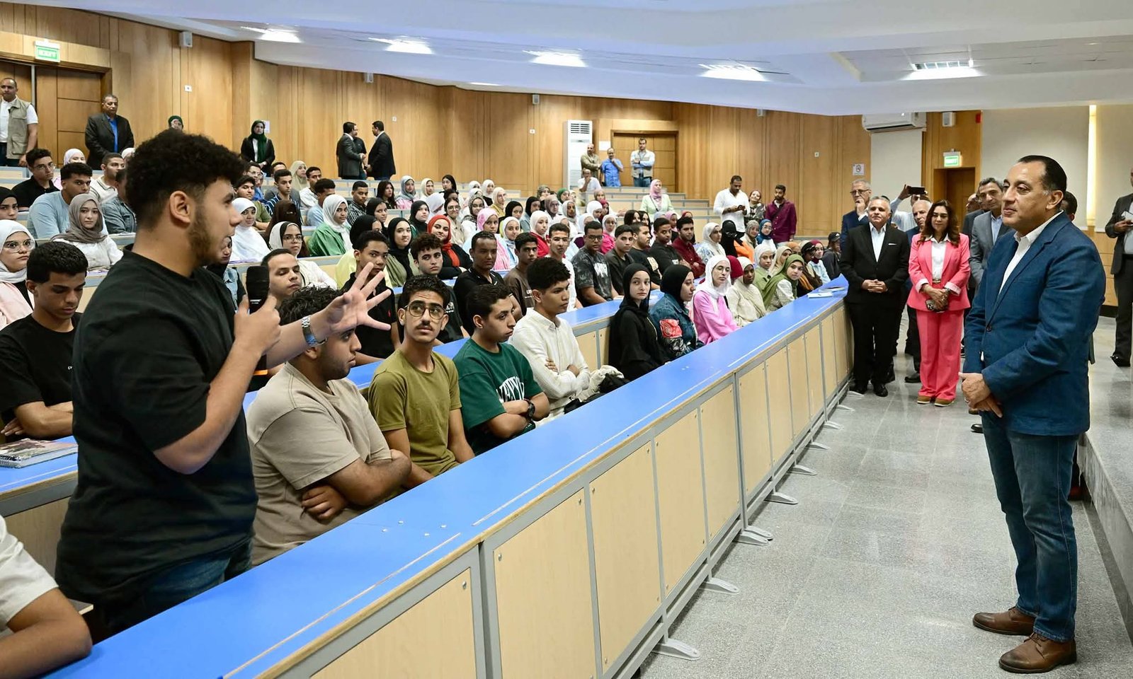 رئيس الوزراء يتفقد جامعة السويس الأهلية مدبولي: إنشاء الجامعات الأهلية الجديدة يمثل نقلة نوعية في تطوير التعليم الجامعي في مصر