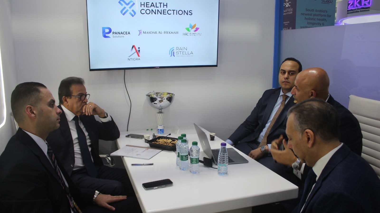 وزير الصحة يعقد اجتماعاً مع ممثلي شركتي «E-Health» و«Rain Stella» على هامش ملتقى الصحة العالمي 2025 في السعودية