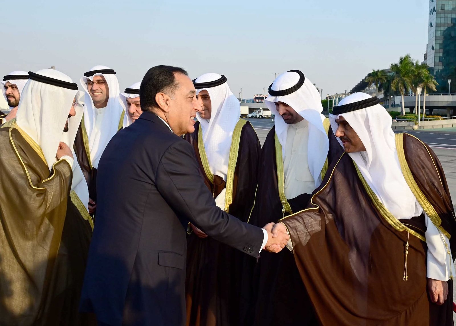 رئيس الوزراء يستقبل نظيره الكويتي بمطار القاهرة الدولي