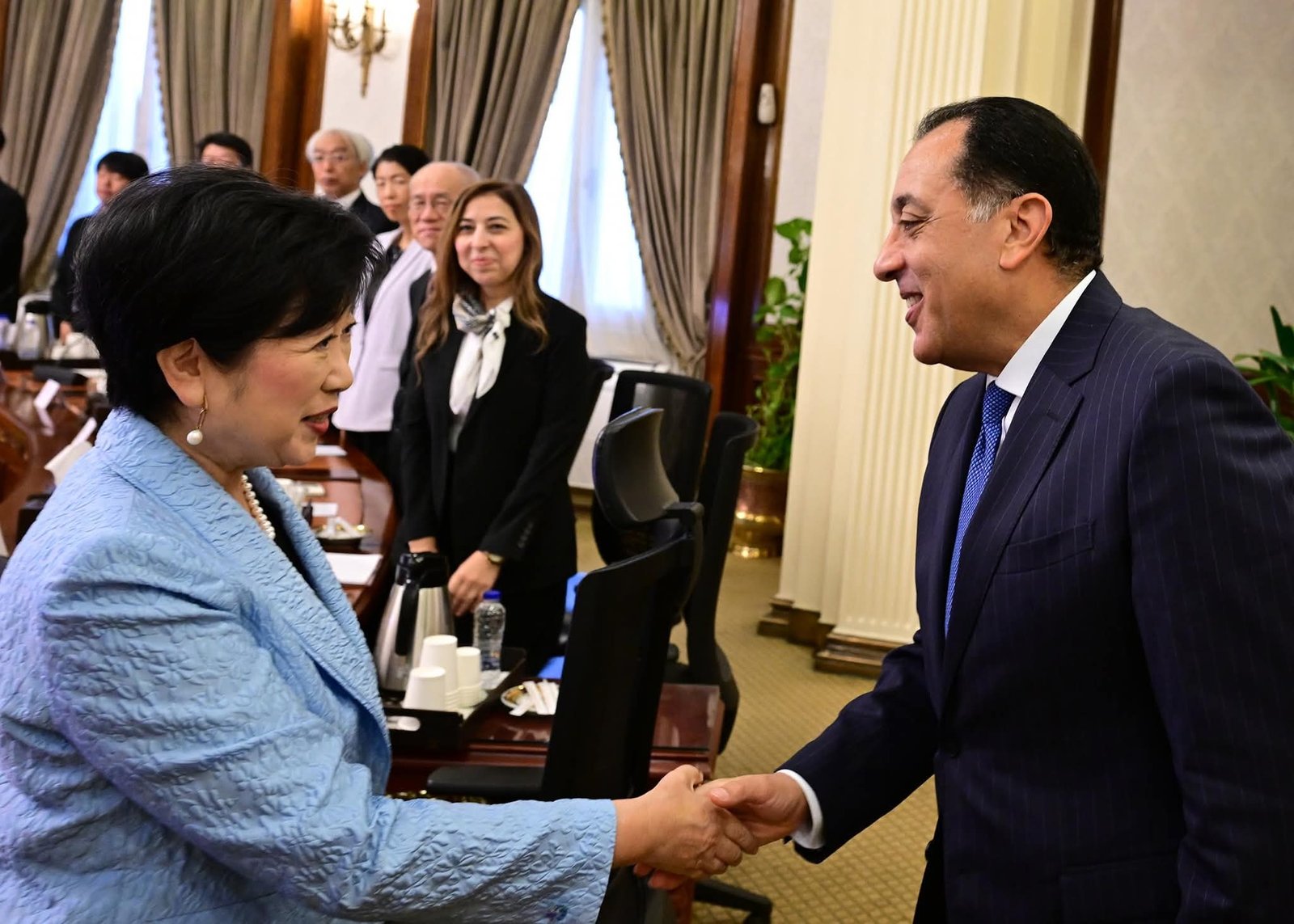 رئيس الوزراء يلتقي محافظ طوكيو والوفد المرافق لها