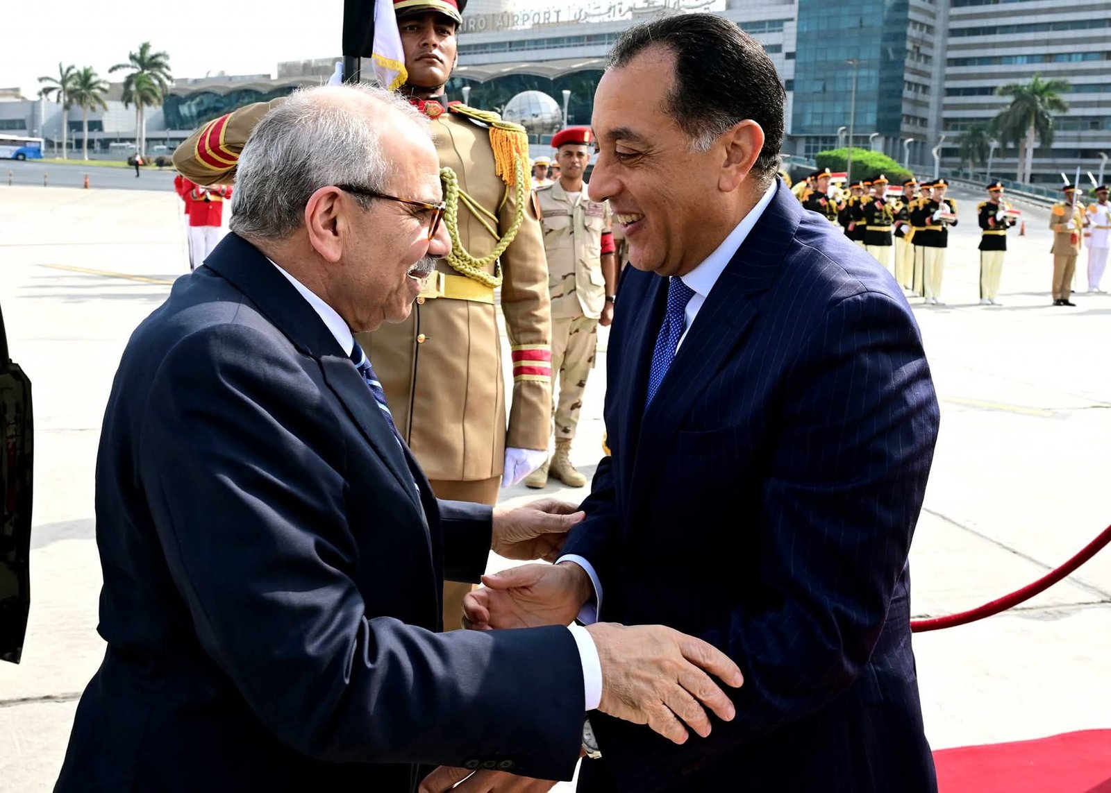 رئيس الوزراء يستقبل نظيره اللبناني بمطار القاهرة الدولي