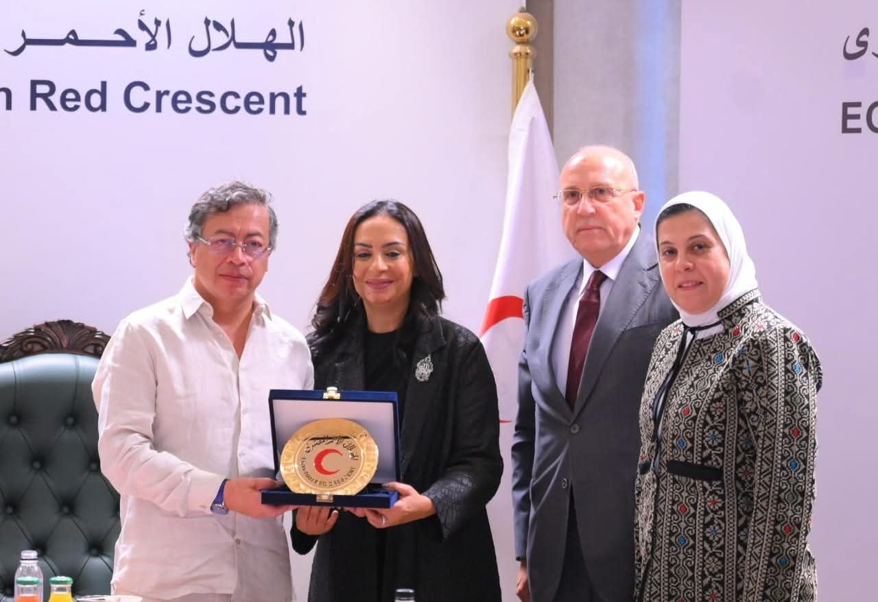 رئيس جمهورية كولومبيا يزور الهلال الأحمر المصري .. ويشيد بالجهود المصرية في تقديم المساعدات الإنسانية للفلسطينيين في قطاع غزة