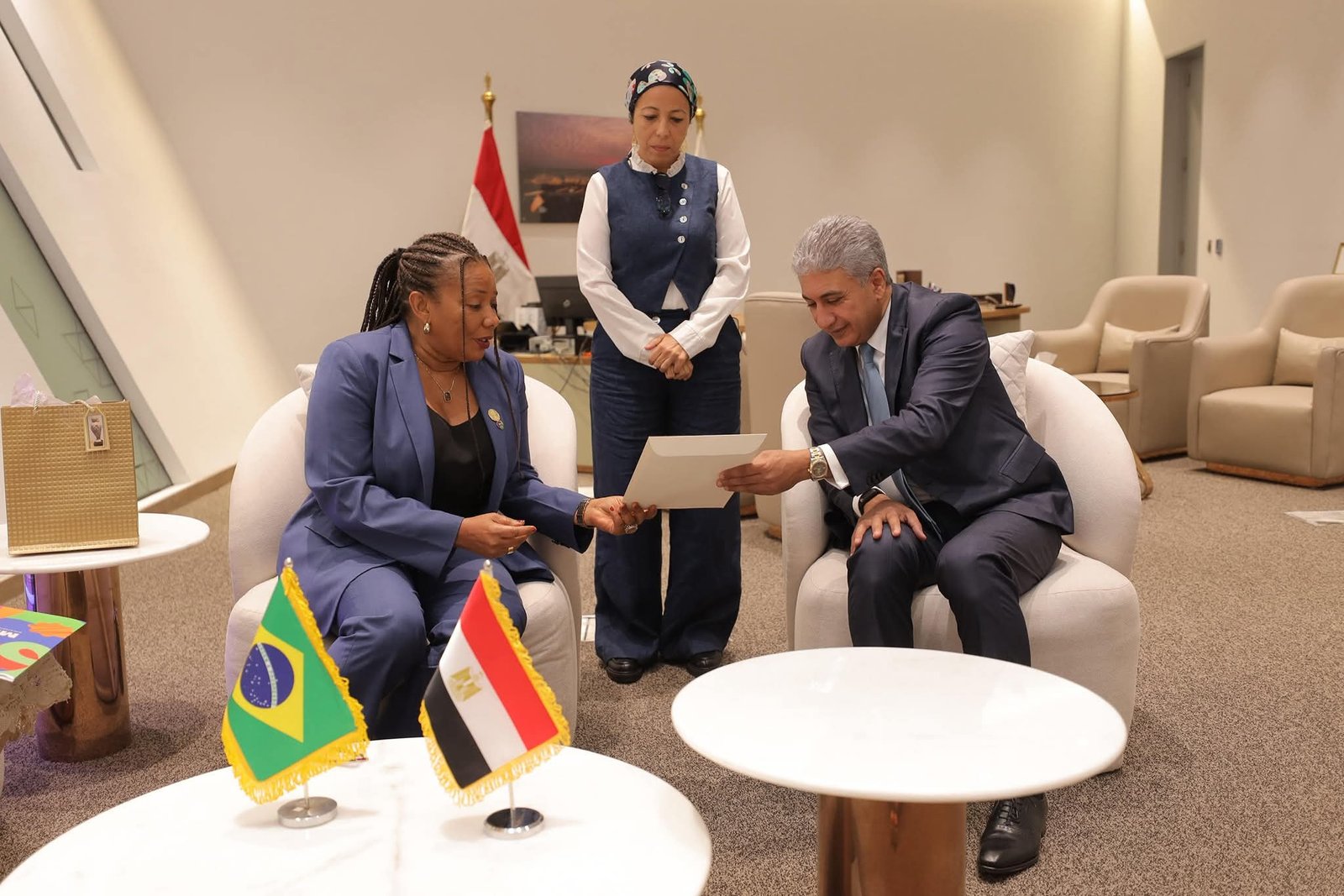 على هامش الافتتاح الرسمي للمتحف المصري الكبيروزير السياحة والآثار يستقبل وزيرة الثقافة البرازيلية وممثلة الرئيس البرازيلي لحضور حفل الافتتاح