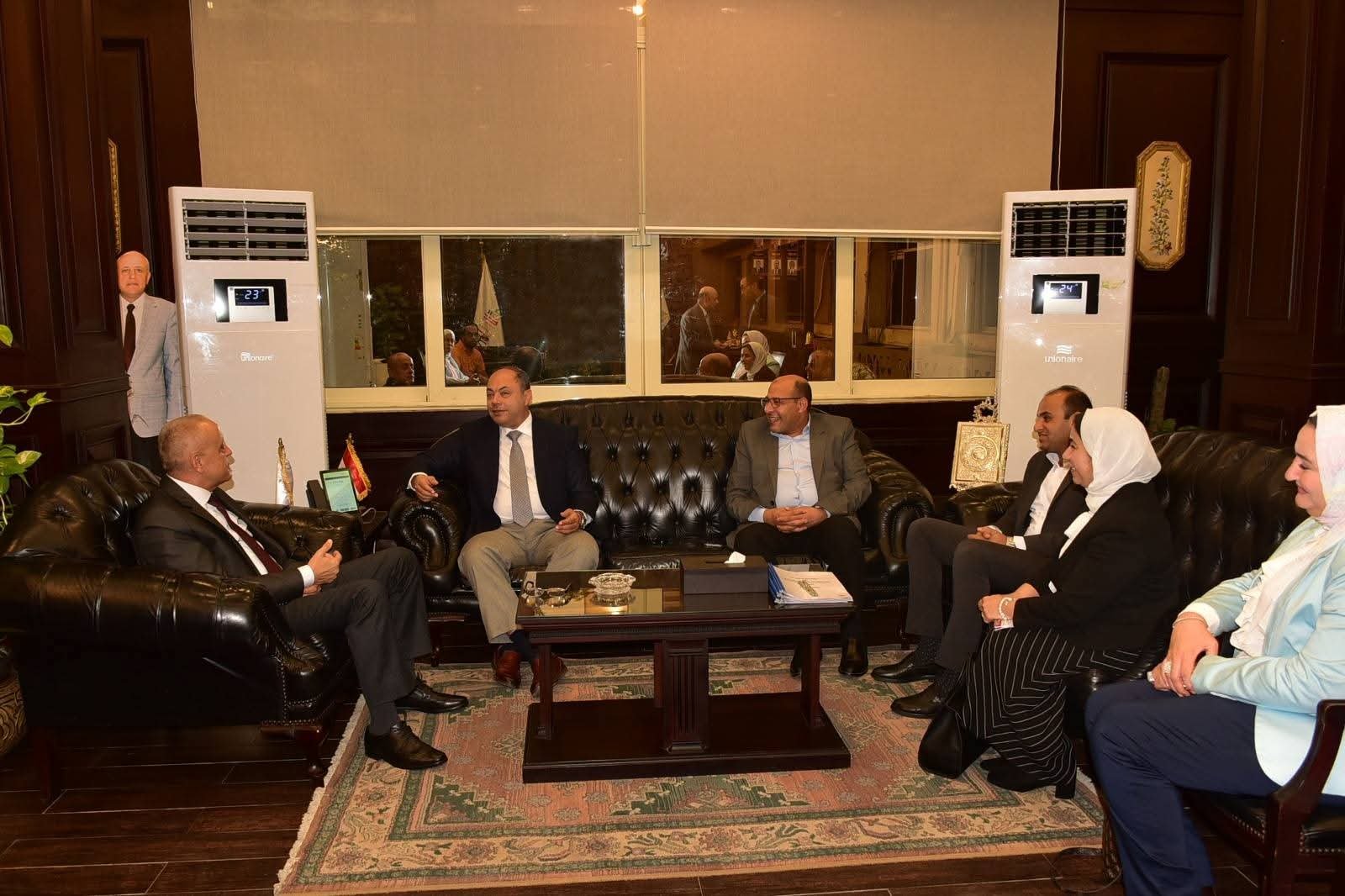 محافظ الأقصر ورئيس هيئة تنمية الصعيد يوقعان عقود إنشاء مشروع مجمع لتصنيع عجينة الطماطم ومشروع مجمع الورش الحرفية