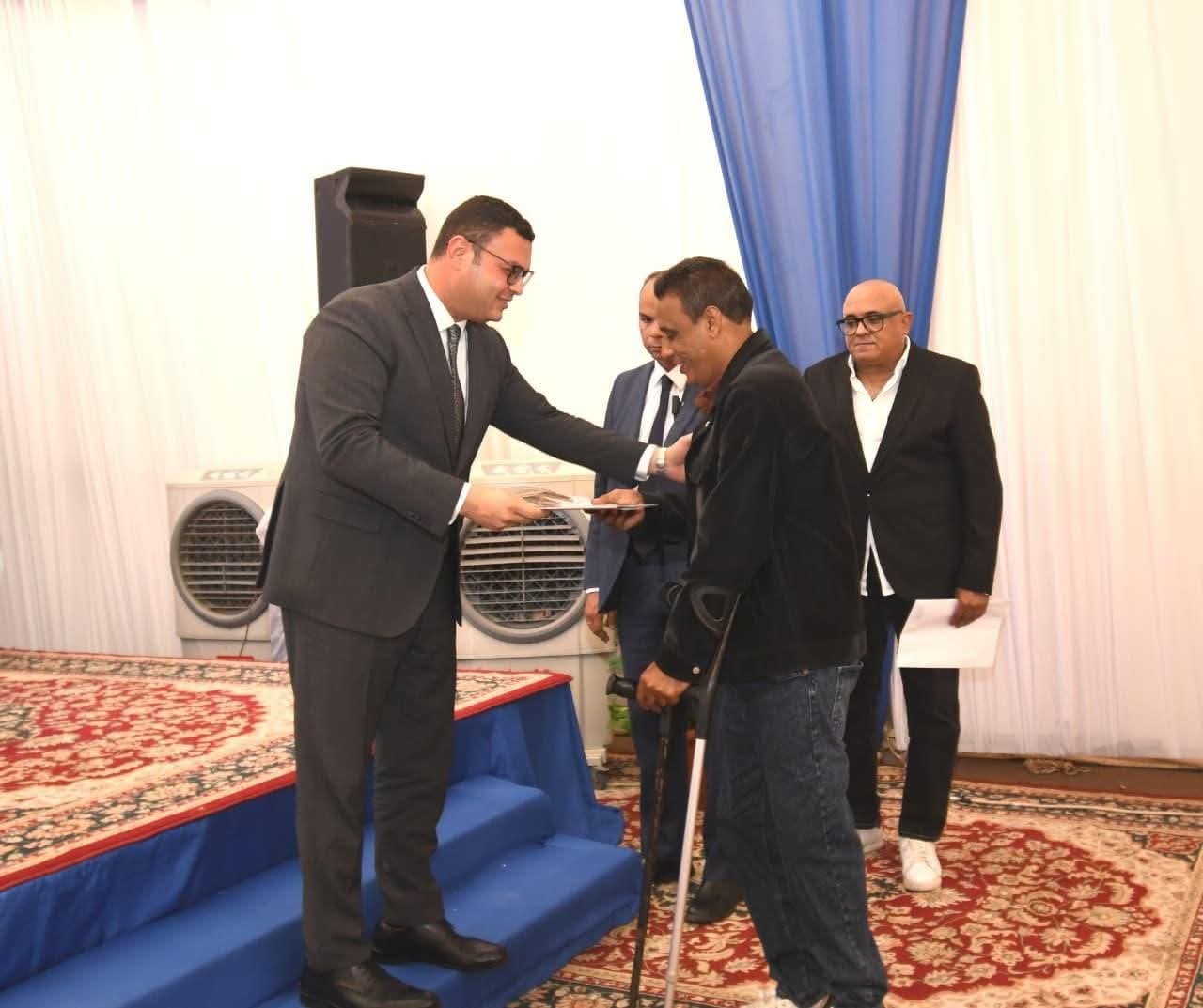 وزير الإسكان يُسلم عددًا من عقود وحدات المبادرة الرئاسية “سكن لكل المصريين” بالإعلان الرابع عشر بمدينة حدائق أكتوبر