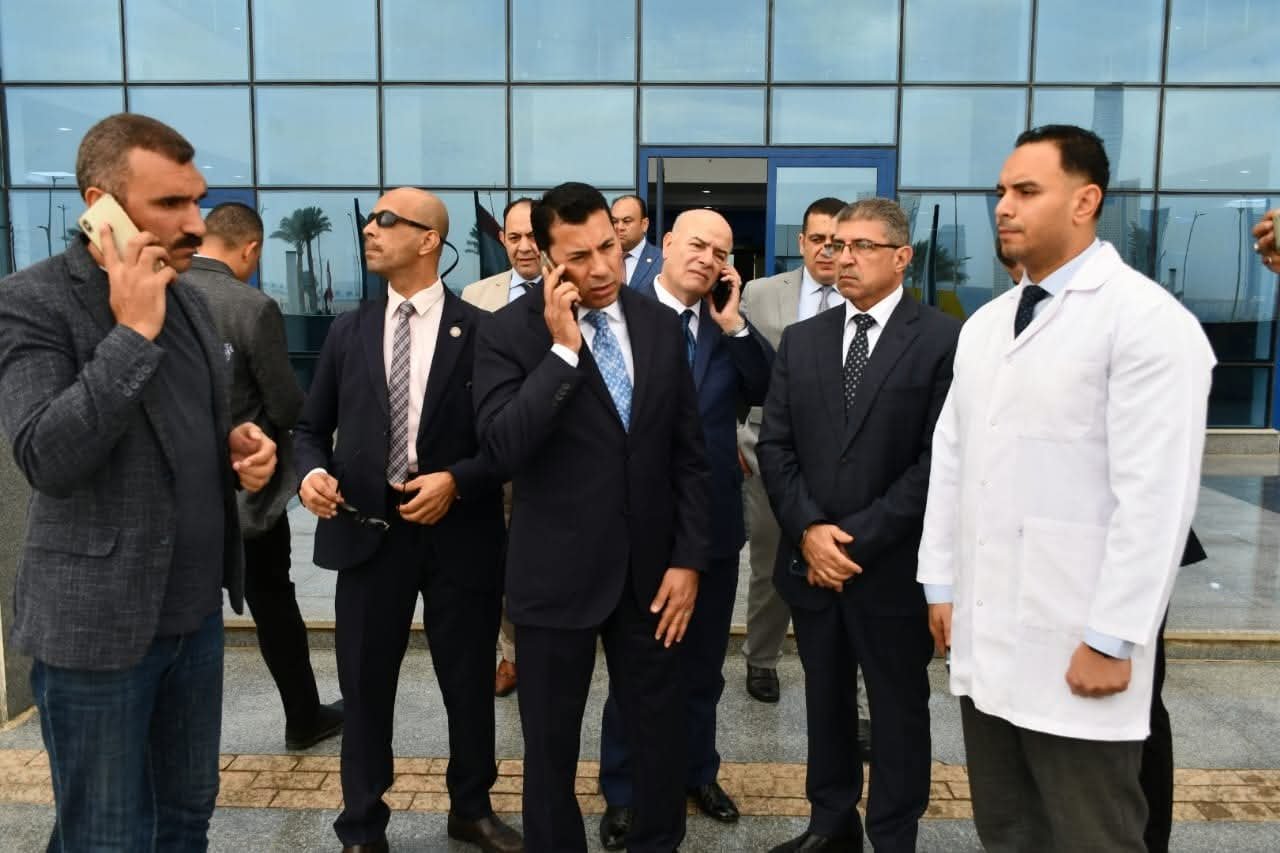 وزير الشباب والرياضة يطمئن على الحالة الصحية للزملاء مصابي حادث انقلاب ميني باص بطريق العاصمة الإدارية