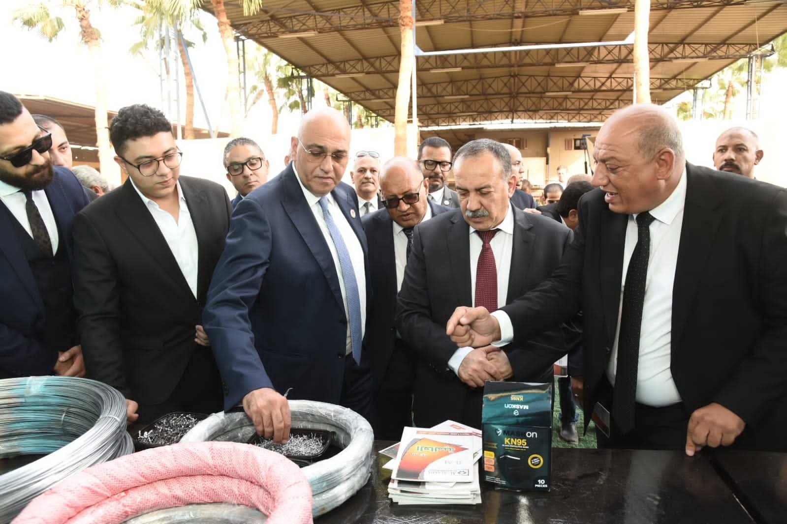 الرئيس التنفيذي لجهاز تنمية المشروعات ومحافظ أسيوط يتفقدان مصانع شباب أسيوط الممولة من الجهاز