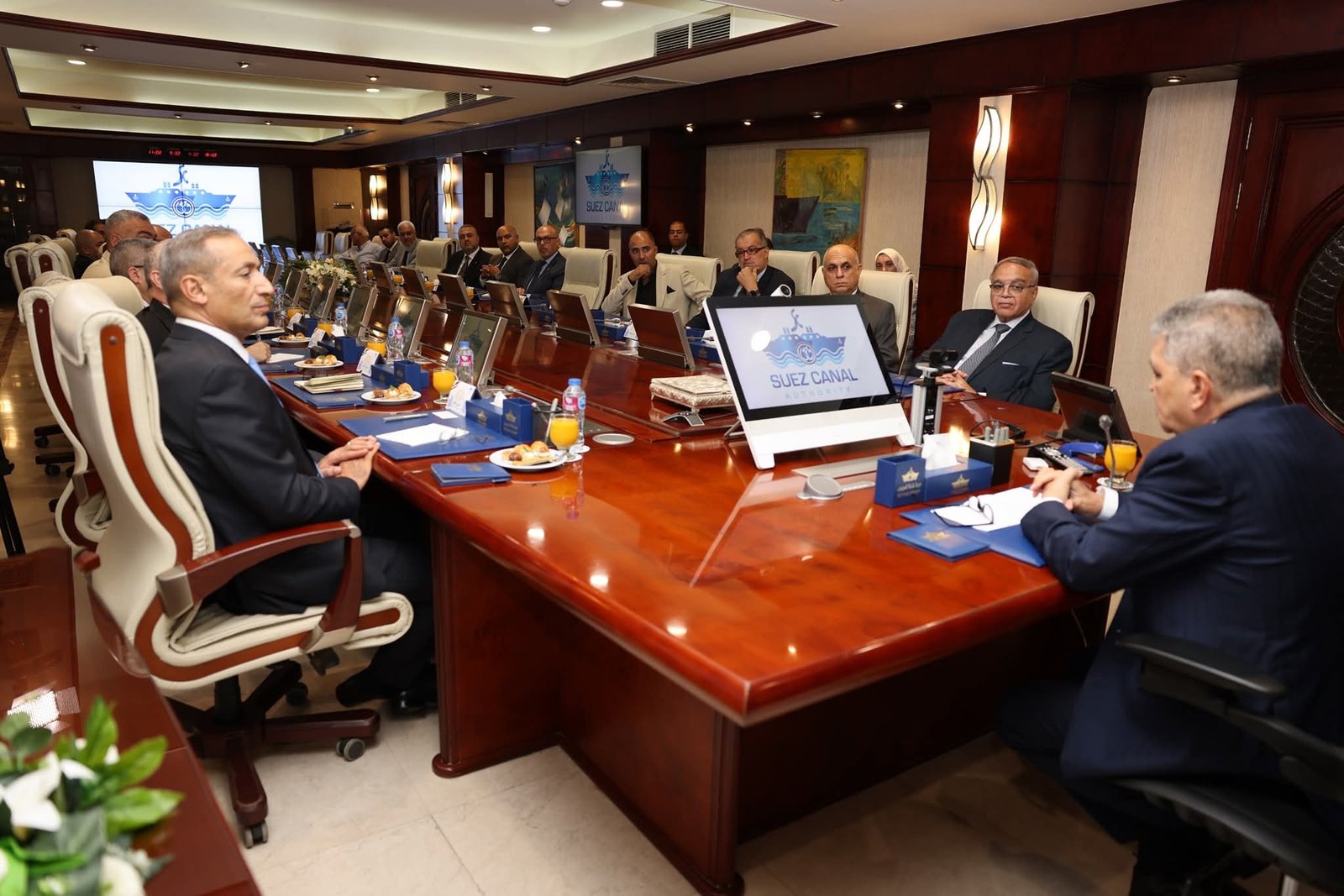 الفريق أسامة ربيع يجتمع مع ممثلي 20 جهة من الخطوط والتوكيلات الملاحية