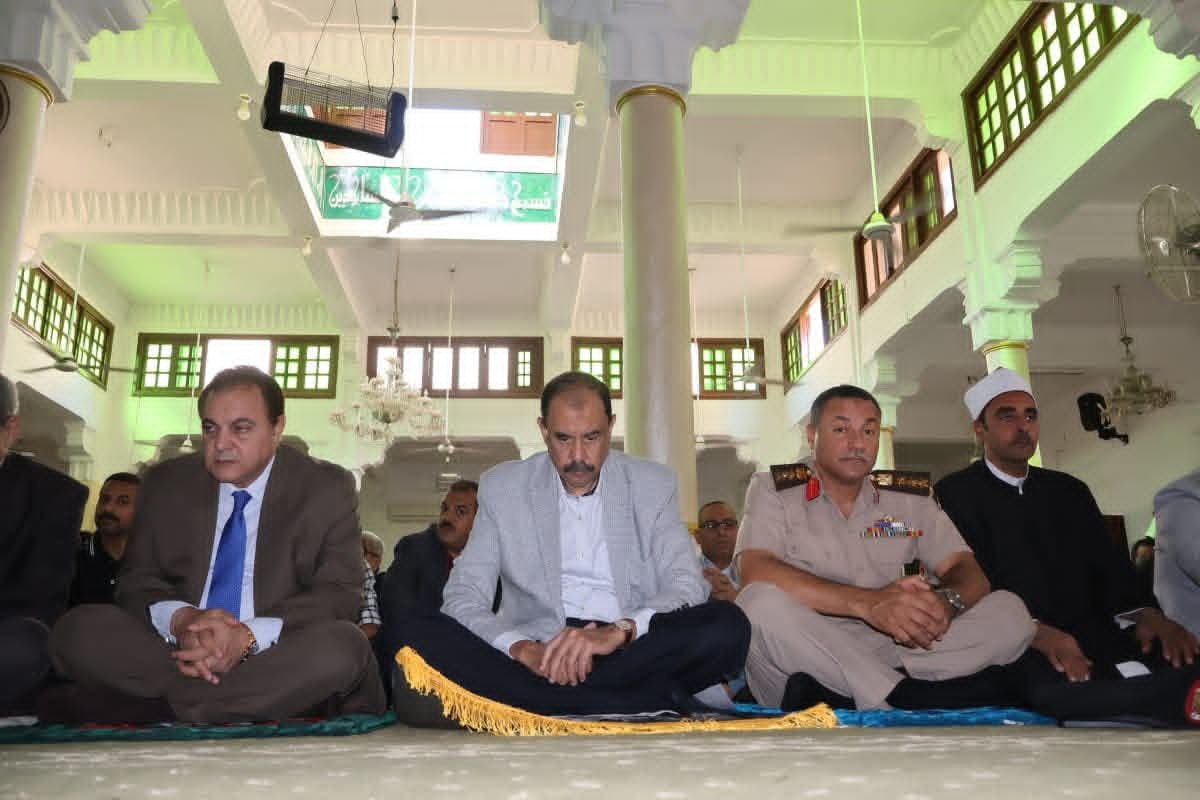محافظ سوهاج يؤدي صلاة الجمعة بمسجد الشرطة بمدينة ناصر
