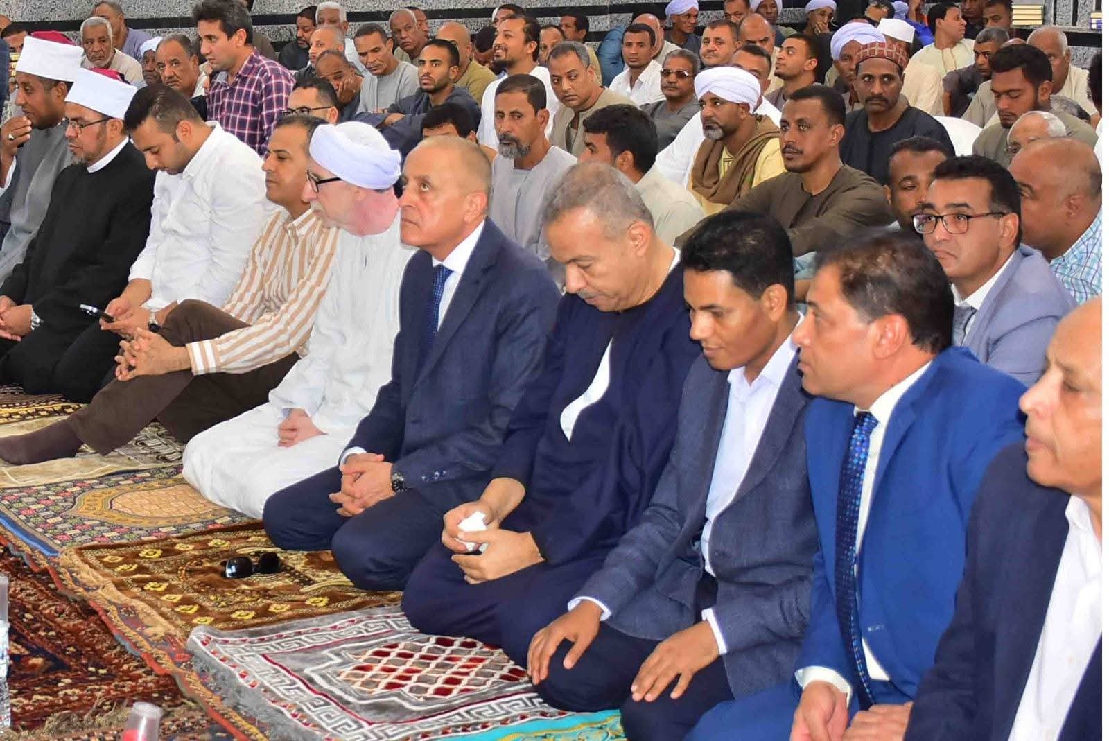 محافظ الأقصر يؤدي صلاة الجمعة ويفتتح مسجد الشهداء بنجع غنيم