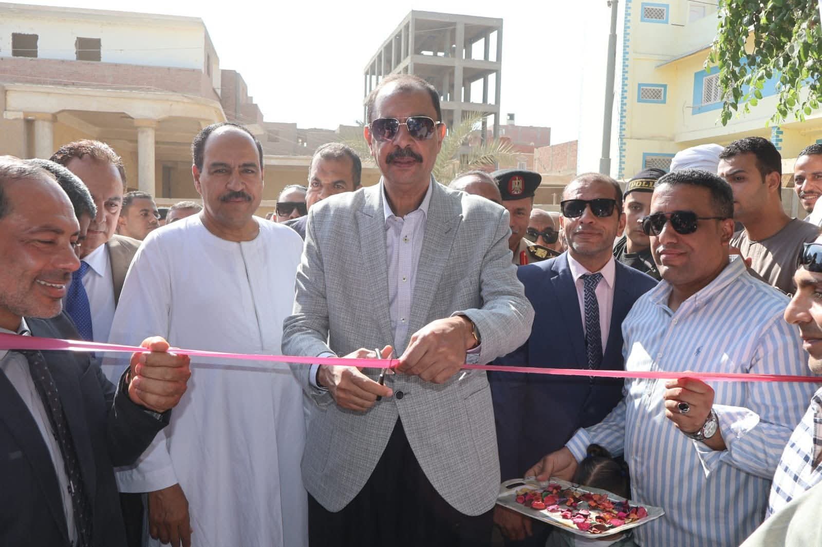 محافظ سوهاج يفتتح سوق “اليوم الواحد” بمدينة دار السلام لتوفير السلع بأسعار مخفضة للمواطنين