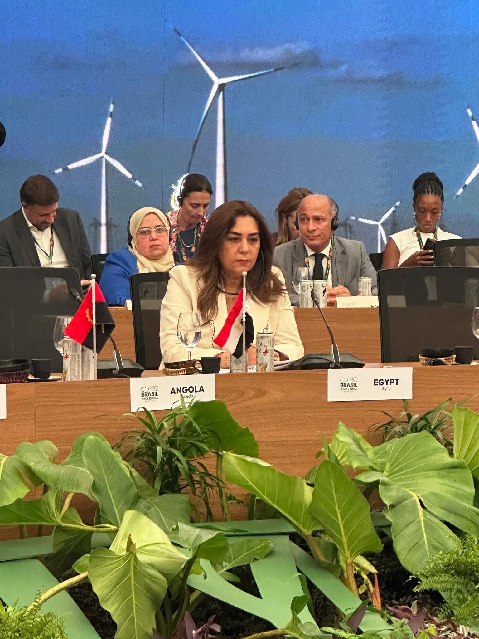 وزيرة التنمية المحلية والقائم بأعمال وزير البيئة تشارك في حوار المائدة المستديرة حول “التحول في مجال الطاقة”