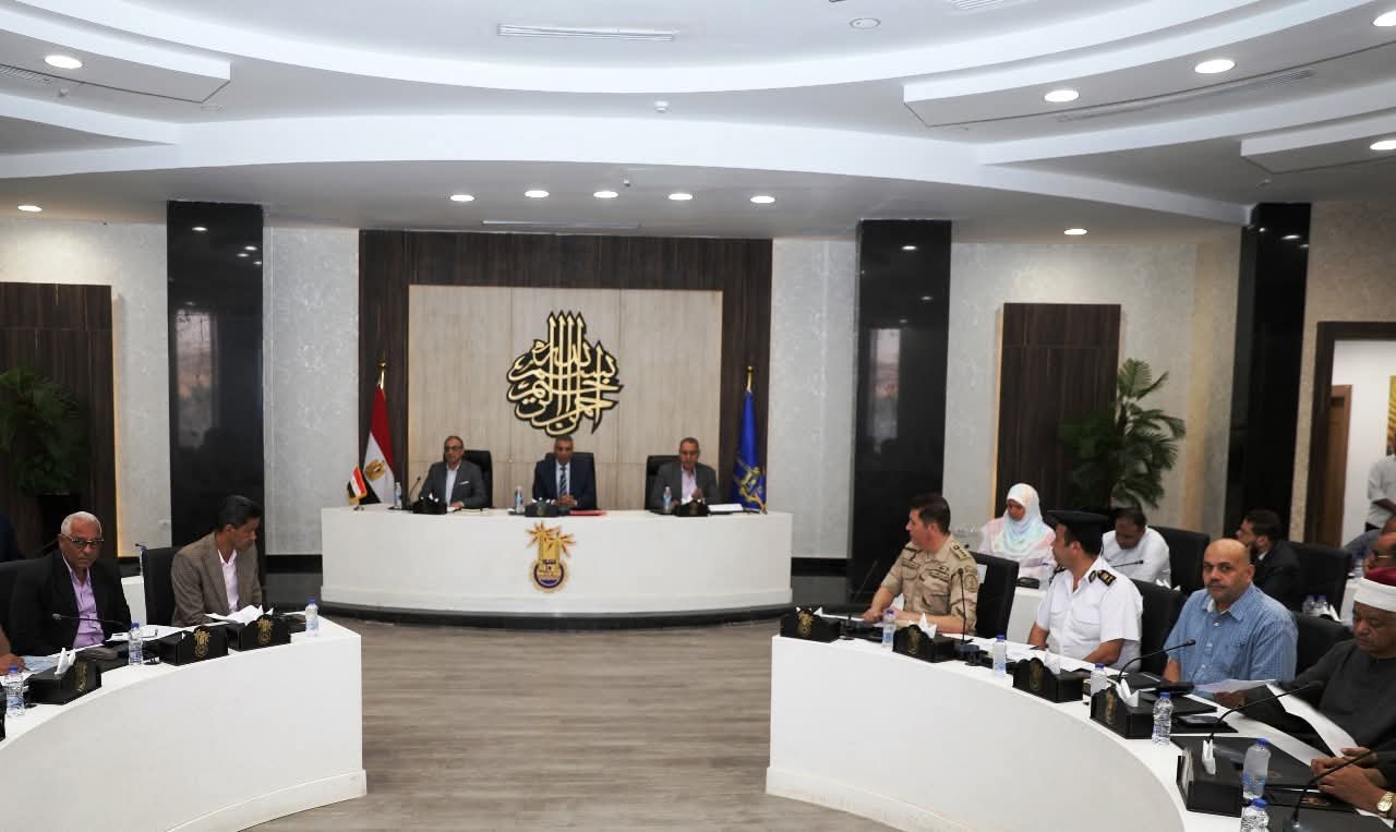 محافظ أسوان يصدر أمراً إداريًا لضمان الشفافية الكاملة فى إنتخابات مجلس النواب بحظر العاملين المتواجدين بمقار اللجان الانتخابية