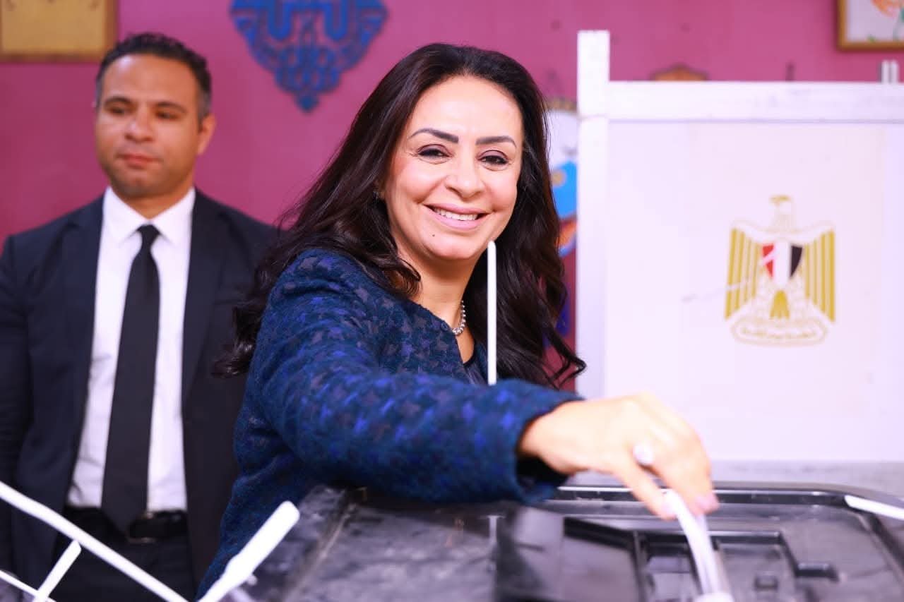 وزيرة التضامن الاجتماعي تدلي بصوتها في انتخابات مجلس النواب بلجنة مدرسة بدر الإعدادية بالدقي