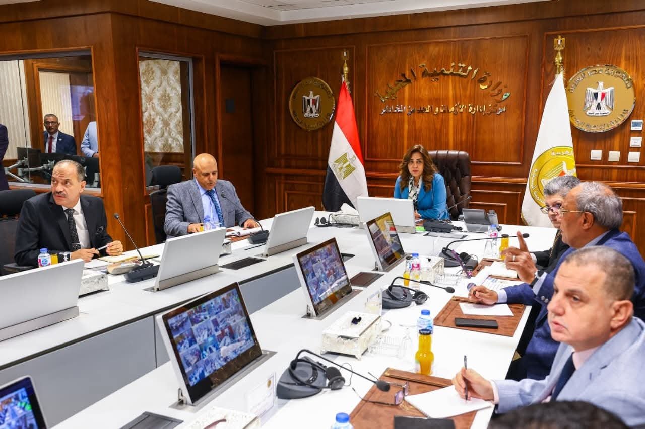وزيرة التنمية المحلية تتابع سير انتخابات مجلس النواب بمحافظات المرحلة الأولى مع المحافظين من مركز سيطرة الشبكة الوطنية للطوارئ والسلامة العامة