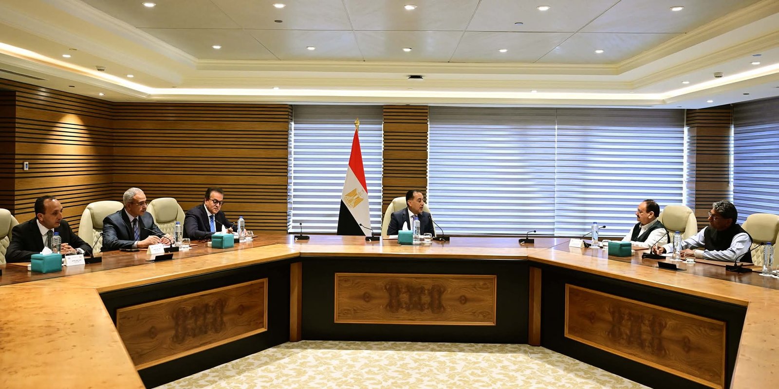 على هامش فعاليات النسخة الثالثة للمؤتمر العالمي للسكان والصحة والتنمية البشرية.. رئيس الوزراء يلتقى وزير الصحة والكيماويات والأسمدة الهندي