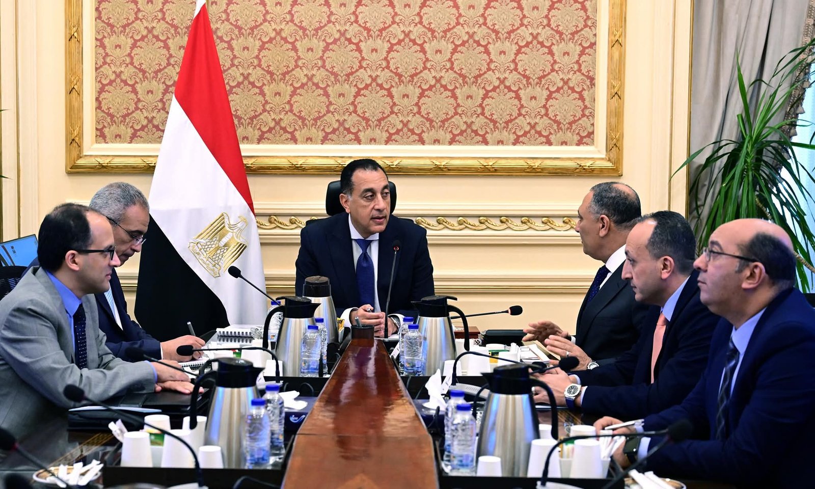 رئيس الوزراء يتابع مع رئيس المركز الوطني لتخطيط استخدامات أراضي الدولة عدداً من ملفات العمل