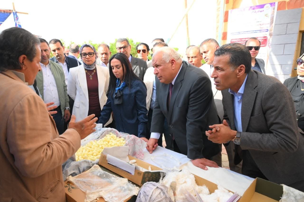 وزيرة التضامن الاجتماعي تتفقد وحدة إنتاج الحرير خلال زيارتها لمحافظة الوادي الجديد