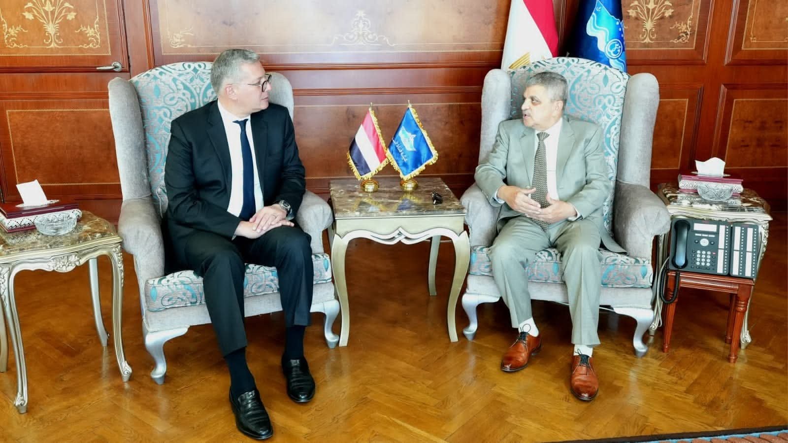 وزارة البترول وهيئة قناة السويس توقعان مذكرة تفاهم حول الإجراءات التنفيذية لإنشاء محطة لإسالة وتموين الغاز الطبيعي المسال