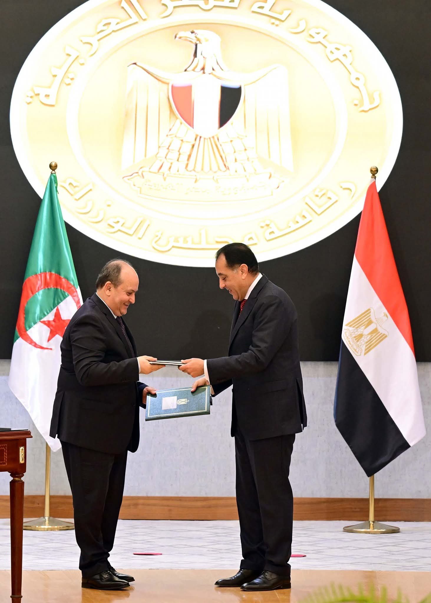 رئيس الوزراء والوزير الأول للجزائر يشهدان توقيع عدة وثائق في مجالات تدعم تعزيز التعاون الثنائي بين البلدين