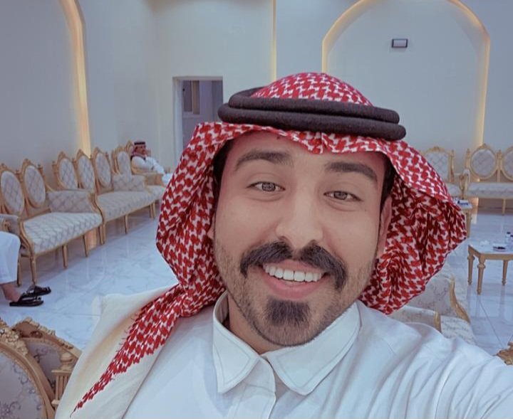 “وهبه”.. متجر نسائي سعودي بإدارة حسين العنزي وهواية شعرية تكمّل الصورة