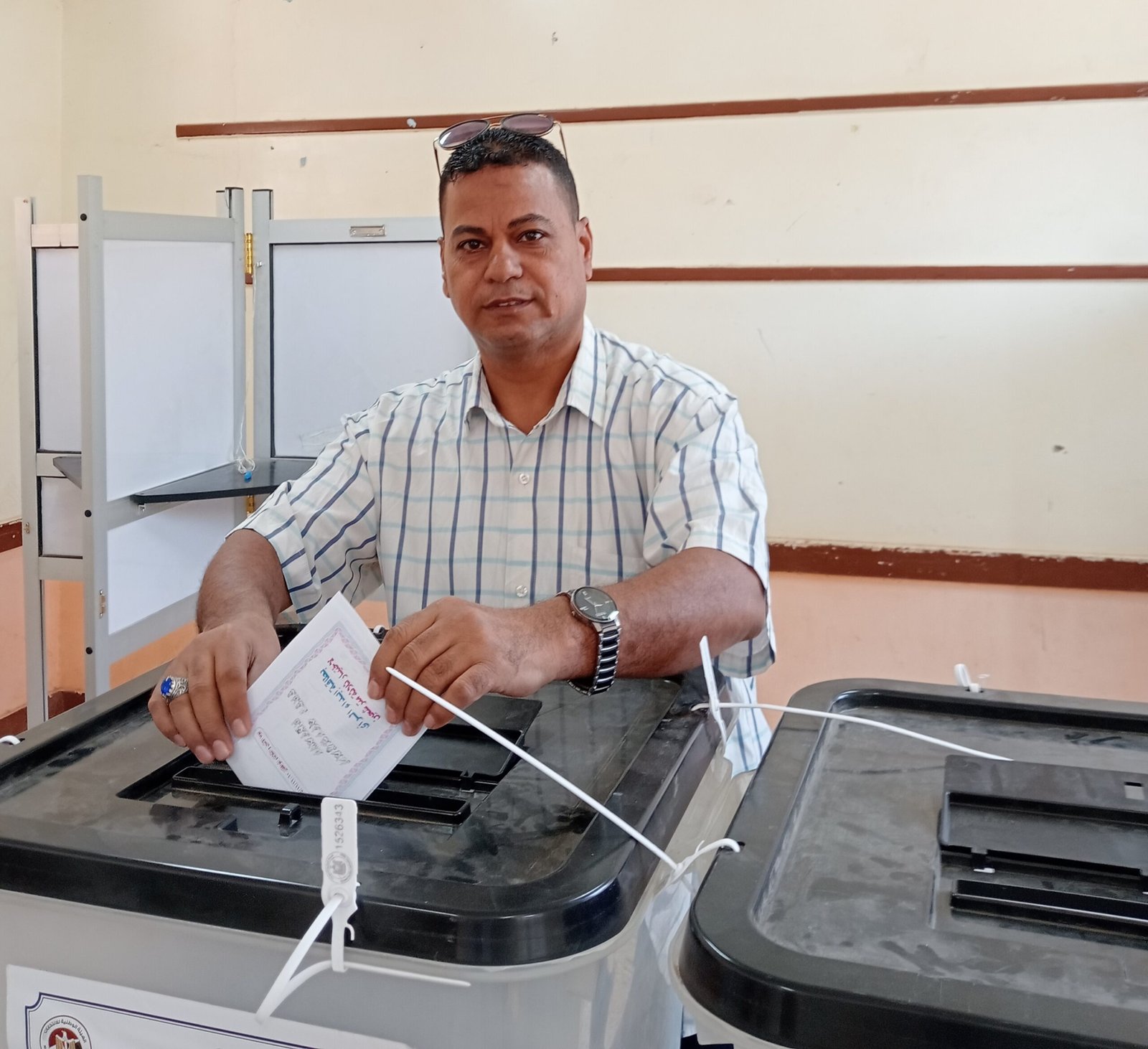 رئيس مجلس إدارة موقع مصر الساعة الاخباري يدلي بصوته في انتخابات مجلس النواب بقريه شطورة محافظه سوهاج