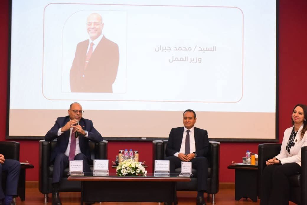 وزير العمل يفتتح ندوة توعوية بشأن قانون العمل الجديد