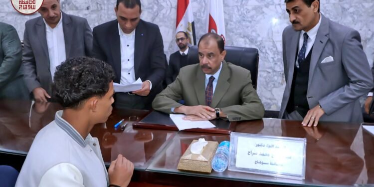 محافظ سوهاج يعقد اللقاء الجماهيري الأسبوعي للاستماع إلى شكاوى وطلبات المواطنين