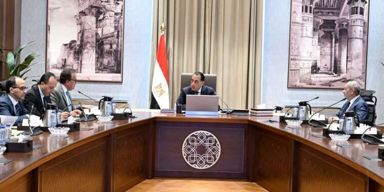 رئيس الوزراء يتابع مستجدات العمل في عدد من ملفات وزارة الصحة والسكان