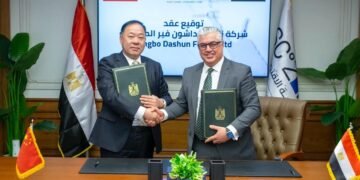 رئيس اقتصادية قناة السويس يوقع عقد مشروع شركة “Ningbo Dashun Fur” الصينية لمنسوجات المايكروفايبر بالقنطرة غرب