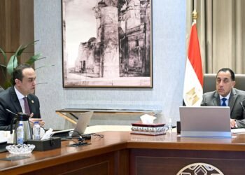 رئيس الوزراء يُتابع مع رئيس هيئة الرعاية الصحية استعدادات المرحلة الثانية للتأمين الصحي الشامل