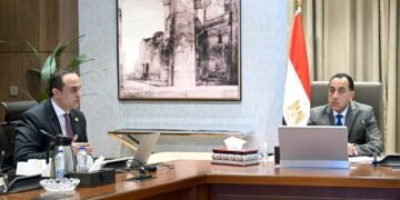 رئيس الوزراء يُتابع مع رئيس هيئة الرعاية الصحية استعدادات المرحلة الثانية للتأمين الصحي الشامل