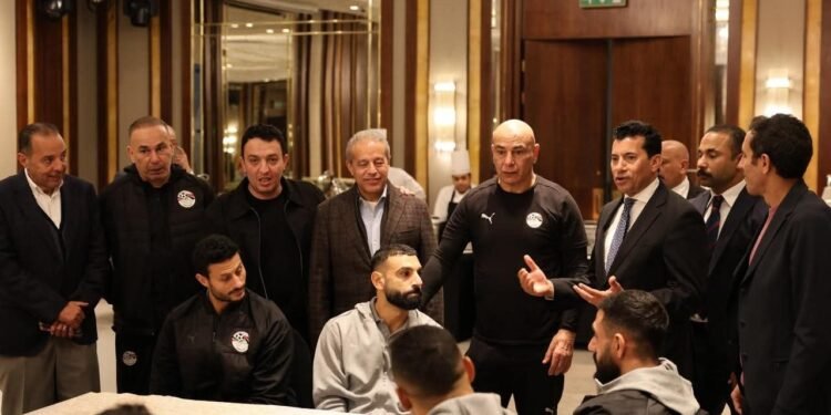 وزير الرياضة يؤازر المنتخب الوطني لكرة القدم ويحفز اللاعبين قبل السفر للمغرب للمشاركة في كأس أفريقيا