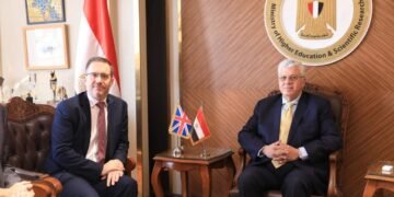 وزير التعليم العالي يلتقي سفير المملكة المتحدة بالقاهرة لبحث التوسع في الفروع الدولية وتعزيز التعاون في التعليم التكنولوجي
