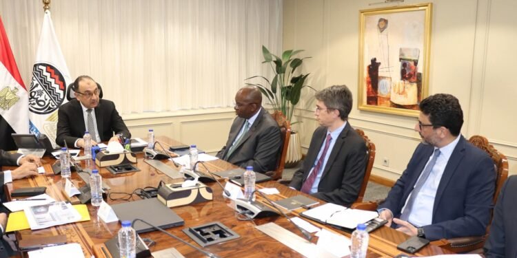 وزير قطاع الأعمال العام يستقبل وفدًا رفيع المستوى من مجموعة البنك الدولي لبحث تعزيز التعاون المشترك