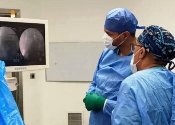 محافظ أسوان يشيد بنجاح جراحة دقيقة للعمود الفقرى بمستشفى دراو المركزى ضمن منظومة التأمين الصحى الشامل