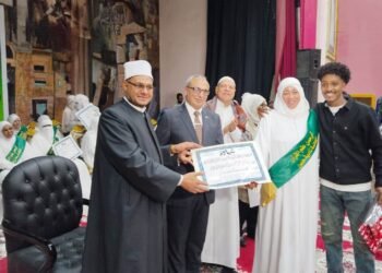 بالصور..محافظ أسوان ينيب السكرتير العام المساعد لتكريم 41 سيدة من حافظات القرآن الكريم ضمن حلقات الشيخ شعيب أبو سلامة