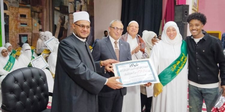 بالصور..محافظ أسوان ينيب السكرتير العام المساعد لتكريم 41 سيدة من حافظات القرآن الكريم ضمن حلقات الشيخ شعيب أبو سلامة