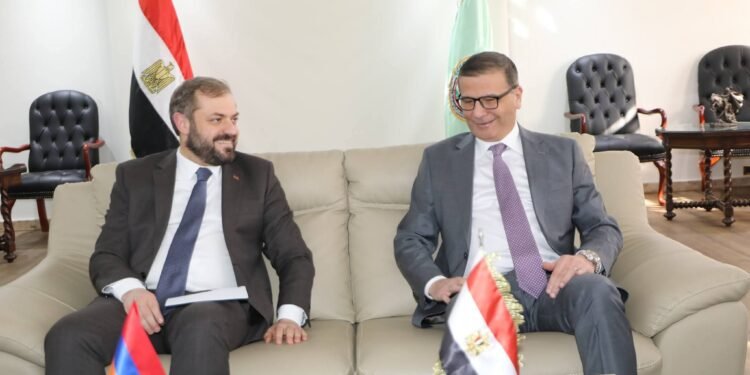 وزير الزراعة يبحث مع وزير الاقتصاد الأرميني آفاق التعاون الزراعي المشترك وزيادة فرص الاستثمار