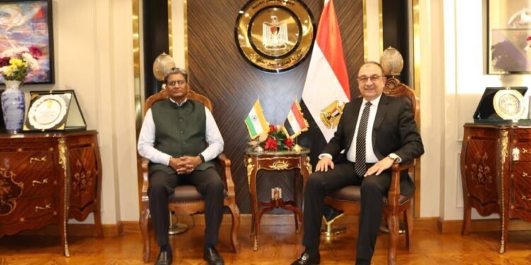 وزير قطاع الأعمال العام يستقبل سفير الهند بالقاهرة والرئيس التنفيذي لشركة الفنادق الهندية المحدودة لبحث تعزيز التعاون وفرص الاستثمار